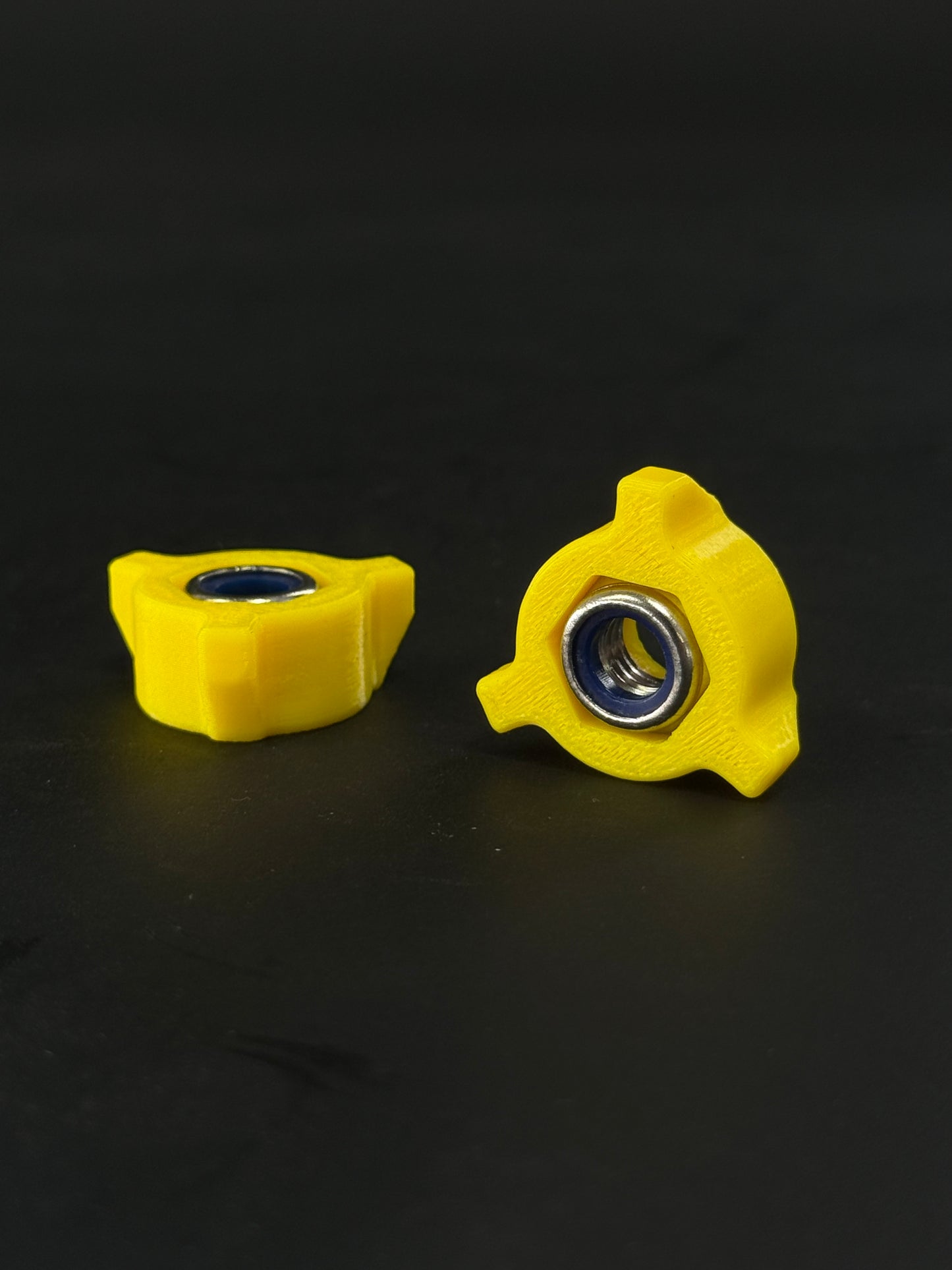 Backplate thumb screw