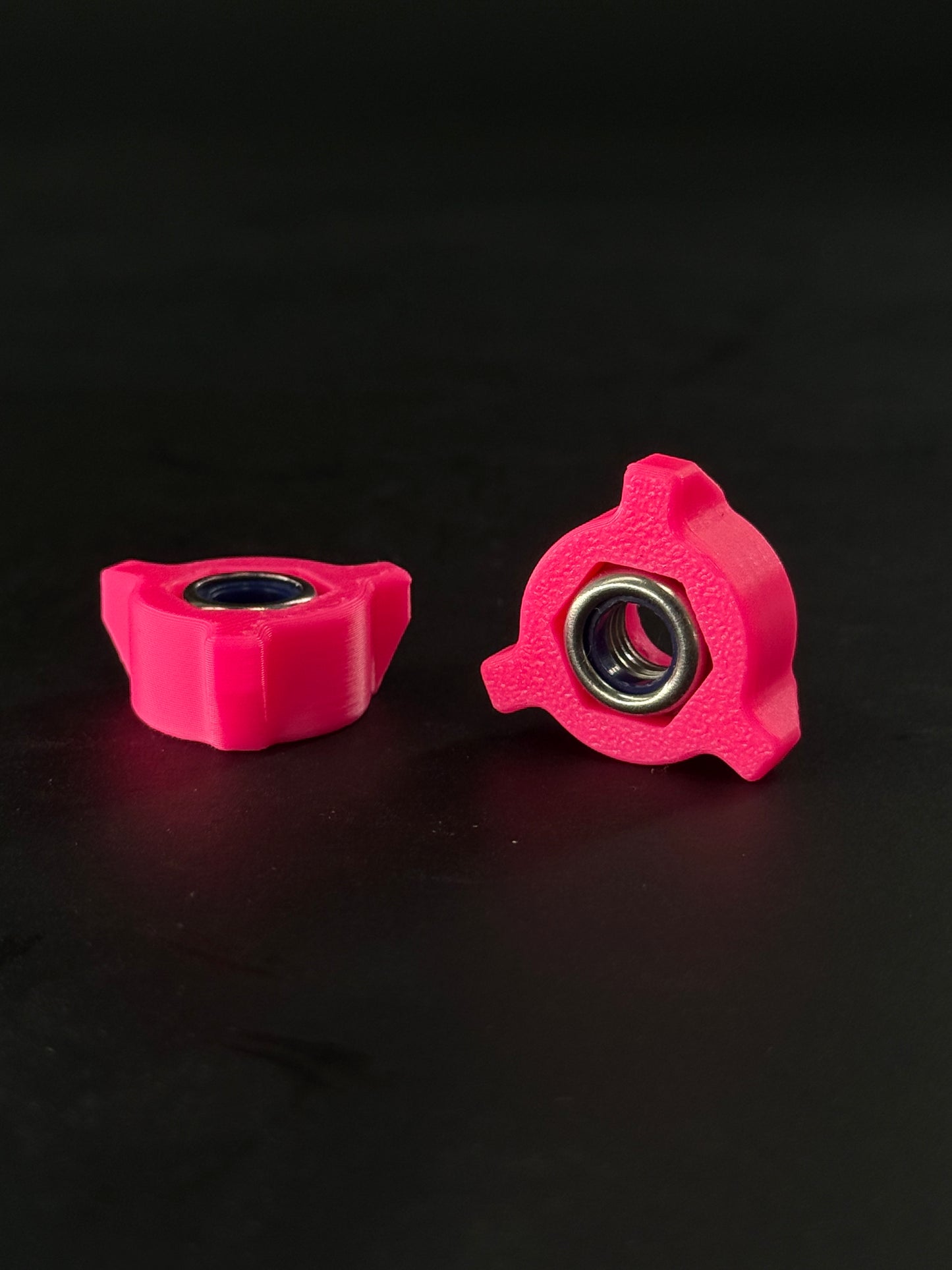 Backplate thumb screw