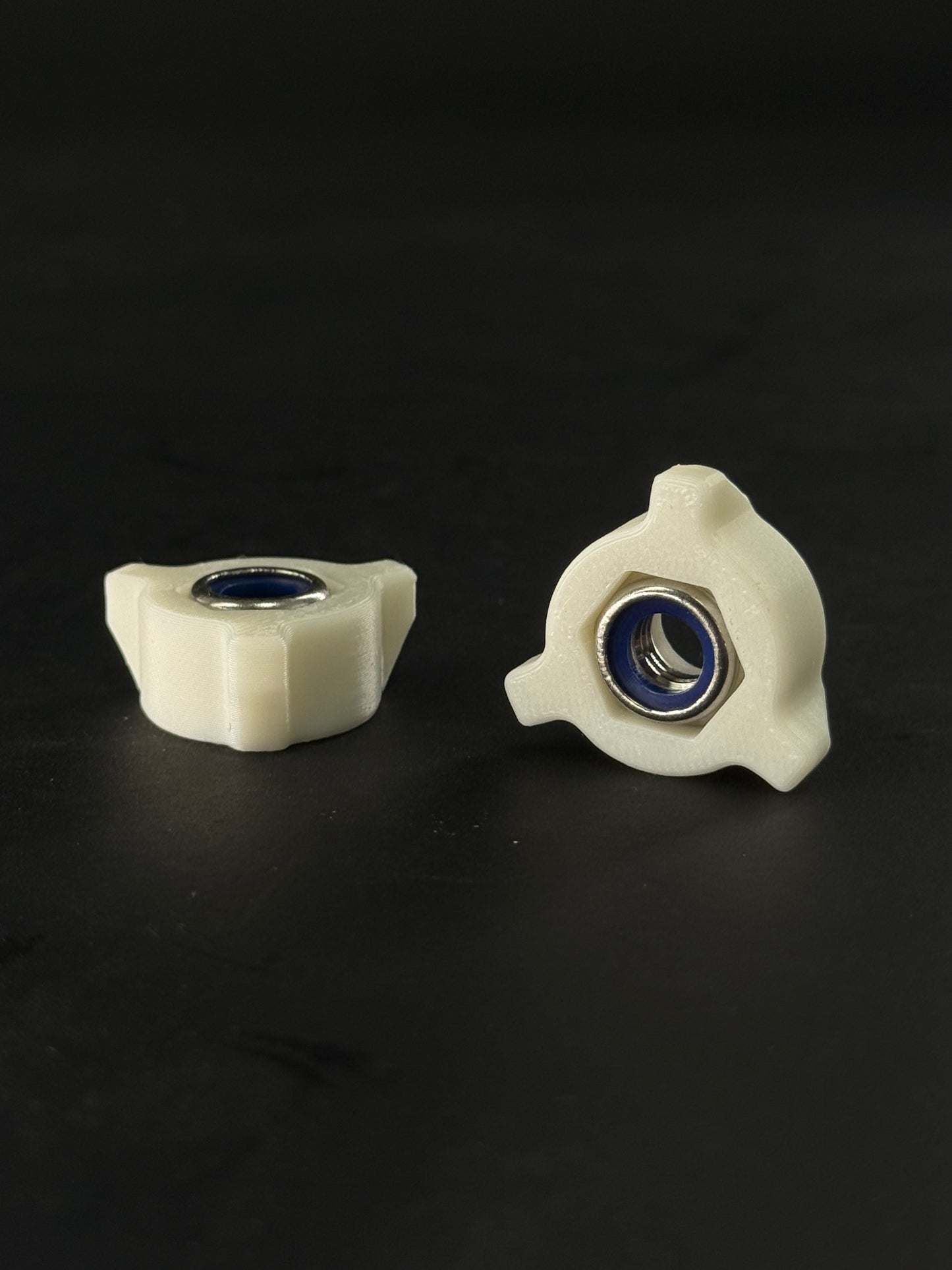 Backplate thumb screw
